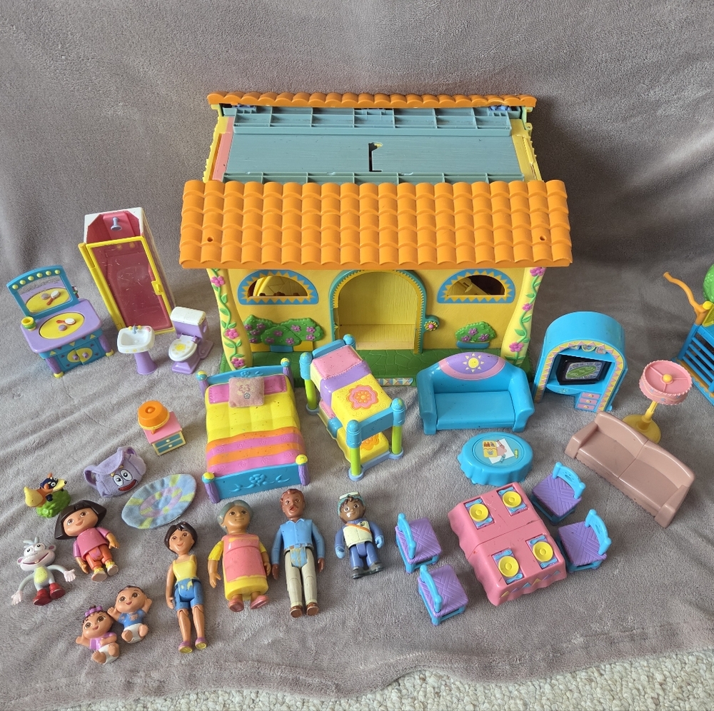 2003 Mattel Dora The Explorer Dollhouse & Accessories 31 Pieces